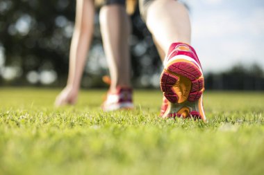 Koşan fitness kadını