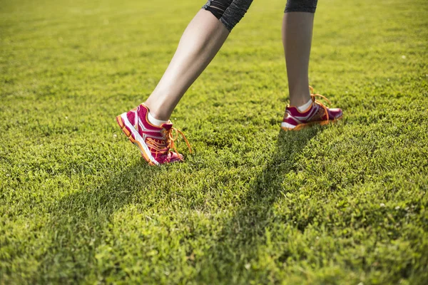 Treningskvinne som løper – stockfoto