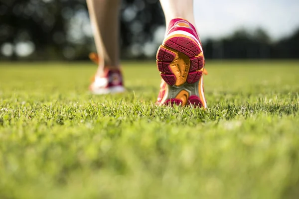 Fitness žena běží — Stock fotografie