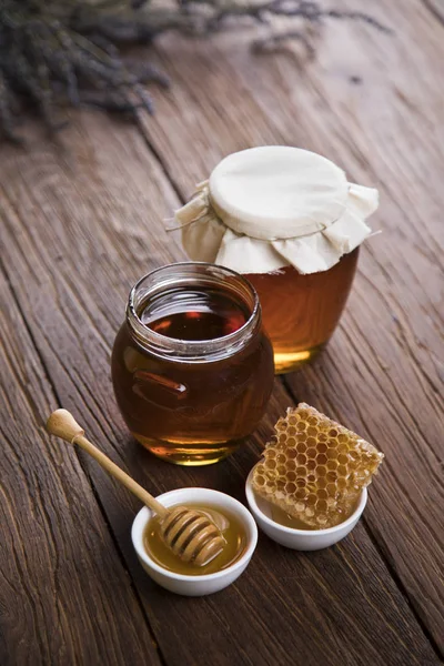 Glas Honig mit Wabe — Stockfoto
