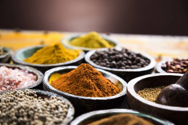 Bir seçim çeşitli renkli baharat     