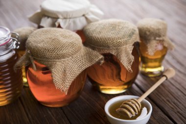 ahşap masa üzerinde taze bal