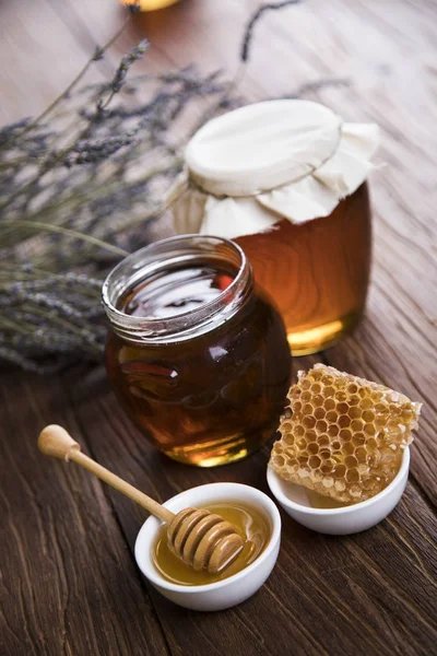 Jar of honey with honeycomb — Stock Photo, Image