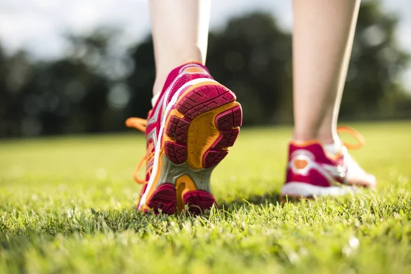 Fitness vrouw op de vlucht — Stockfoto