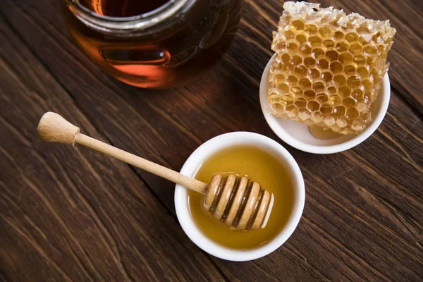罐蜂蜜与蜂窝 — 图库照片