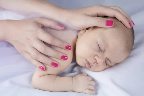 Pasgeboren baby en moeder handen — Stockfoto