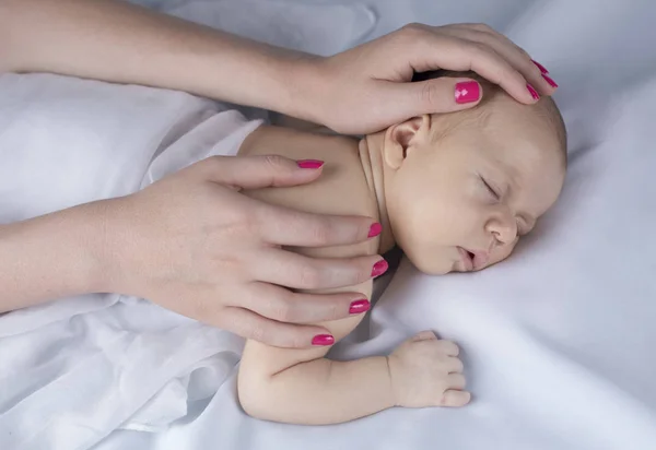 Pasgeboren babymeisje — Stockfoto