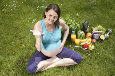 Güzel hamile kadın. 