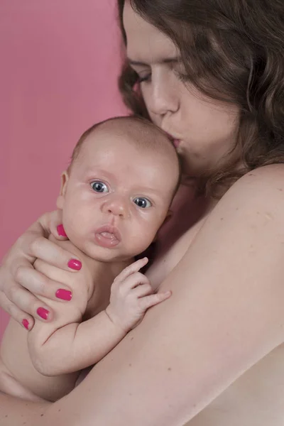 Lindo retrato de madre y bebé —  Fotos de Stock