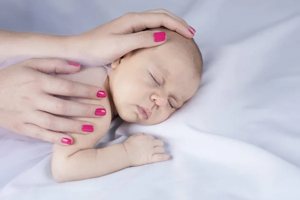 Pasgeboren baby en moeder handen — Stockfoto