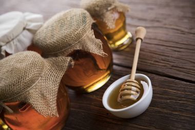 Ballı kavanoz ve ballı 