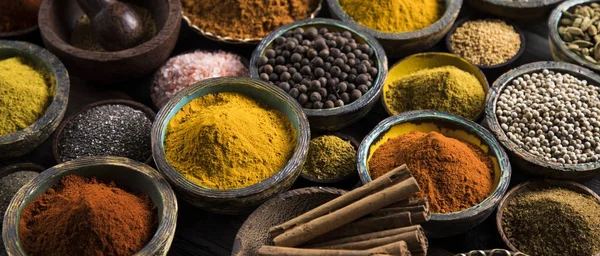Een selectie van verschillende kleurrijke kruiden — Stockfoto