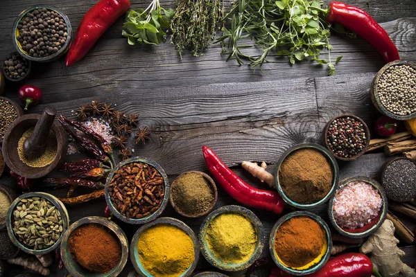 Çeşit çeşit baharat mezarda farklı türde yakın çekim