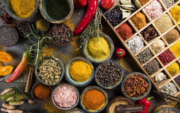 Выбор различных красочных специй
     