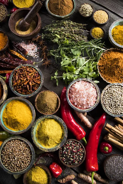 Bir seçim çeşitli renkli baharat     