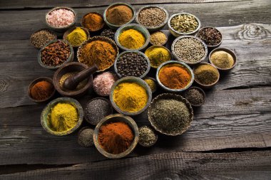 Bir seçim çeşitli renkli baharat     