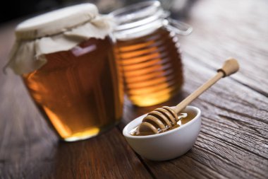 ahşap masa üzerinde taze bal