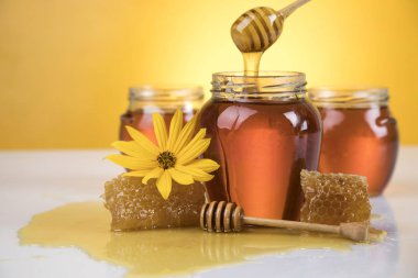 ahşap masa üzerinde taze bal