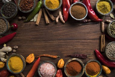 Bir seçim çeşitli renkli baharat     