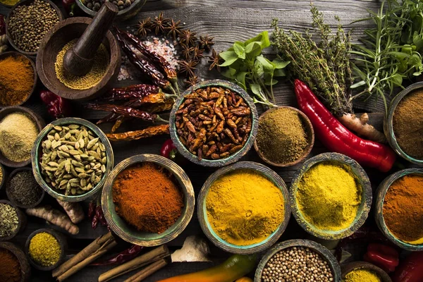 Een selectie van verschillende kleurrijke kruiden — Stockfoto