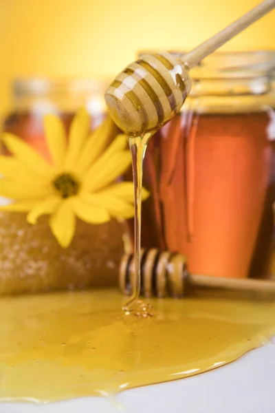 Honey and wooden stick — Stock Photo, Image