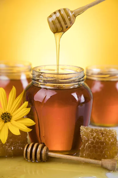 Miel y palo de madera —  Fotos de Stock