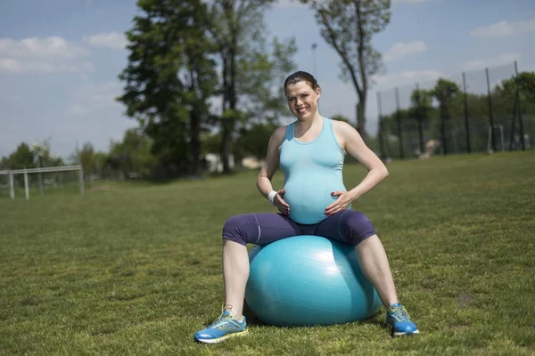 Gym fitness, gravid kvinna, hälsosam livsstilskoncept — Stockfoto
