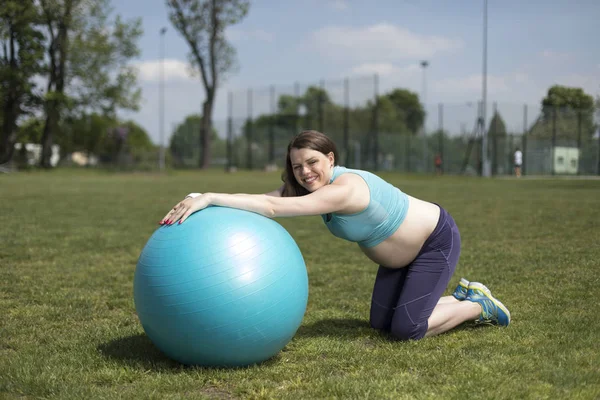 Krásná těhotná žena posilovna fitness — Stock fotografie