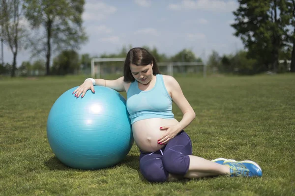 Gravid kvinna övningar — Stockfoto