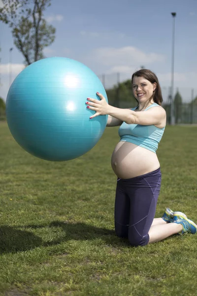 Donna incinta che fa esercizio di fitness — Foto Stock