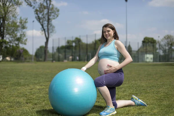 Esercizi donna incinta — Foto Stock