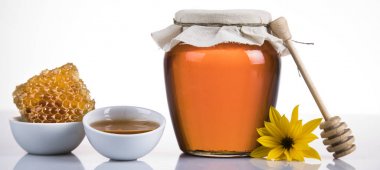 Tatlı beyaz zemin üzerine bal