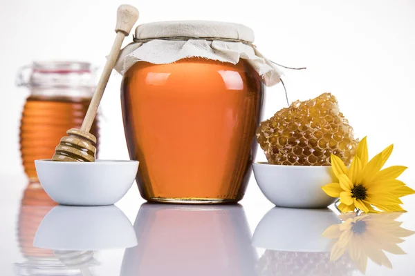Sweet honey på vit bakgrund — Stockfoto