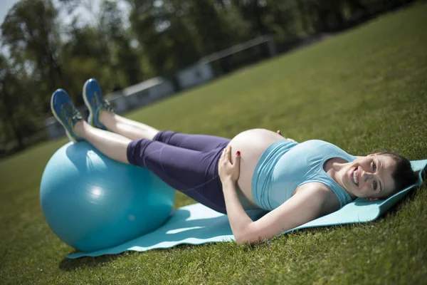 Όμορφη έγκυος γυναίκα γυμναστήριο fitness — Φωτογραφία Αρχείου