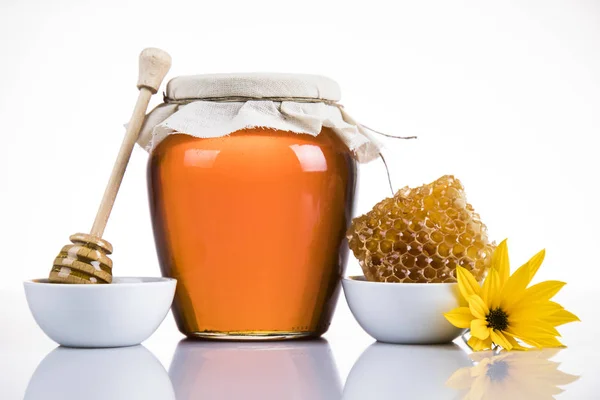 Zoete honing op witte achtergrond — Stockfoto