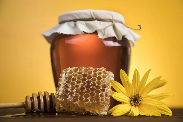 Frasco de mel líquido — Fotografia de Stock