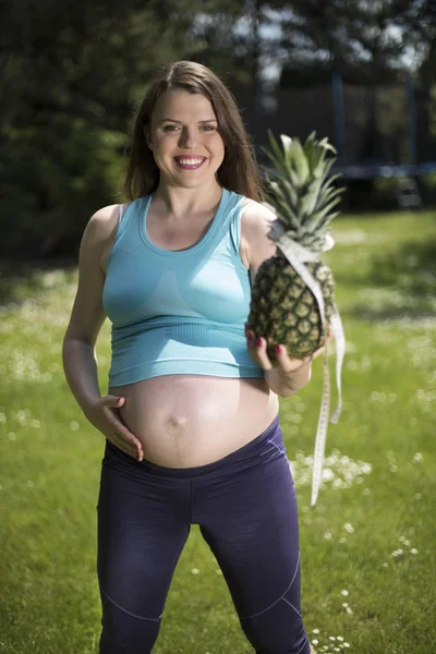 Tornaterem fitness, terhes nő, egészséges életmód fogalma — Stock Fotó