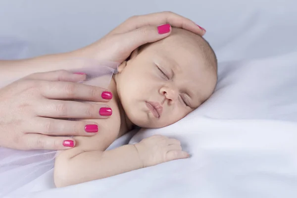 Bebê recém-nascido menina — Fotografia de Stock