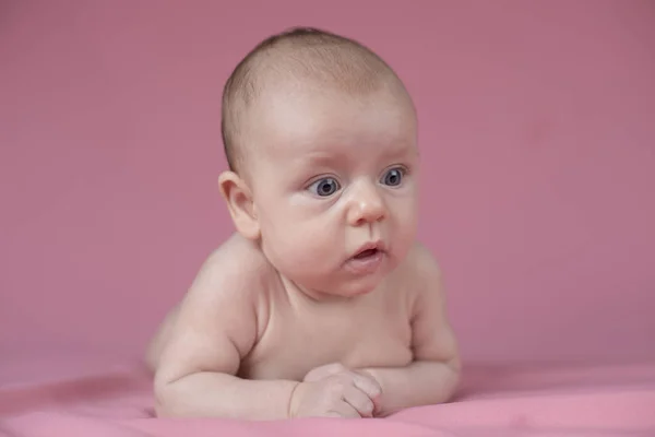 Lustiges schönes Baby — Stockfoto