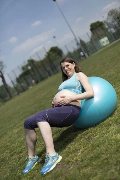 Bella donna incinta palestra fitness — Foto Stock