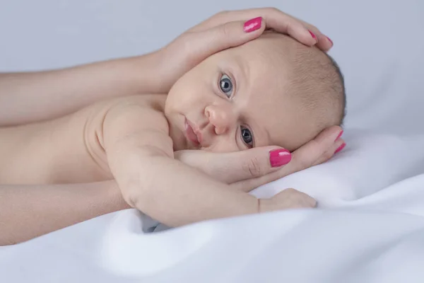 Pasgeboren baby en moeder handen — Stockfoto