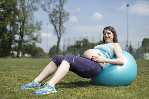 Έγκυος γυναίκα που κάνει άσκηση, fitness — Φωτογραφία Αρχείου