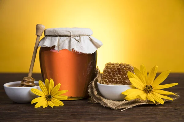 Burk med flytande honung — Stockfoto