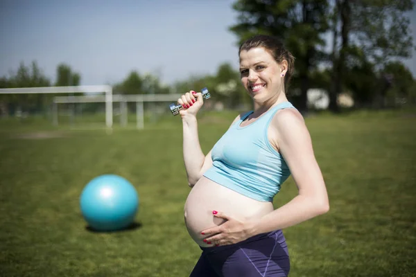 Γυμναστήριο fitness, έγκυος γυναίκα, έννοια του υγιεινού τρόπου ζωής — Φωτογραφία Αρχείου