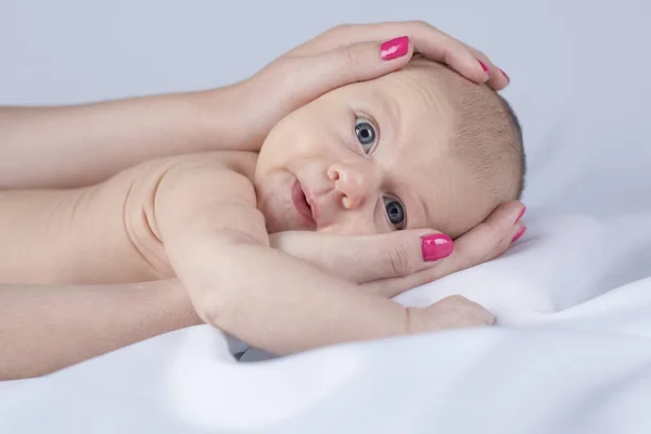 Pasgeboren babymeisje — Stockfoto