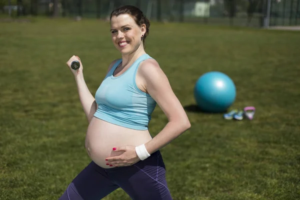 Έγκυος γυναίκα που κάνει άσκηση, fitness — Φωτογραφία Αρχείου