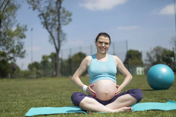 Έγκυος γυναίκα γιόγκα — Φωτογραφία Αρχείου