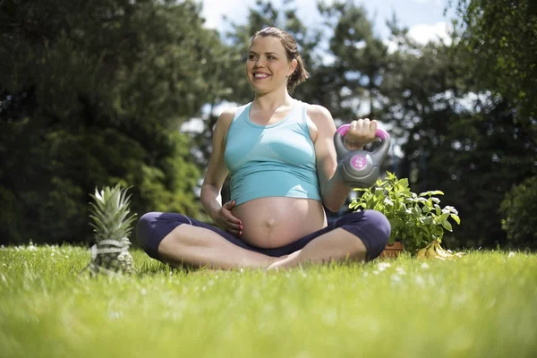 Gym fitness, gravid kvinna, hälsosam livsstilskoncept — Stockfoto