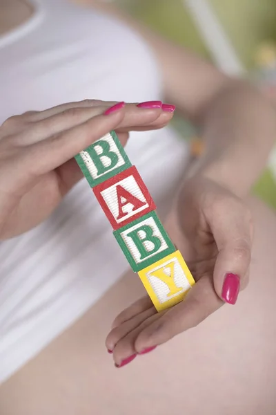 Spielzeugwürfel aus Holz, Baby — Stockfoto