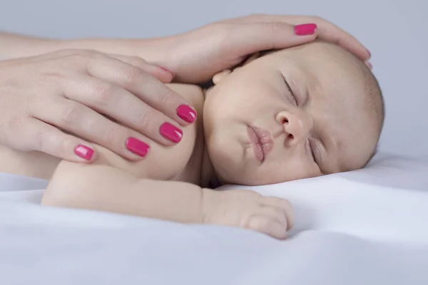 Pasgeboren baby en moeder handen — Stockfoto